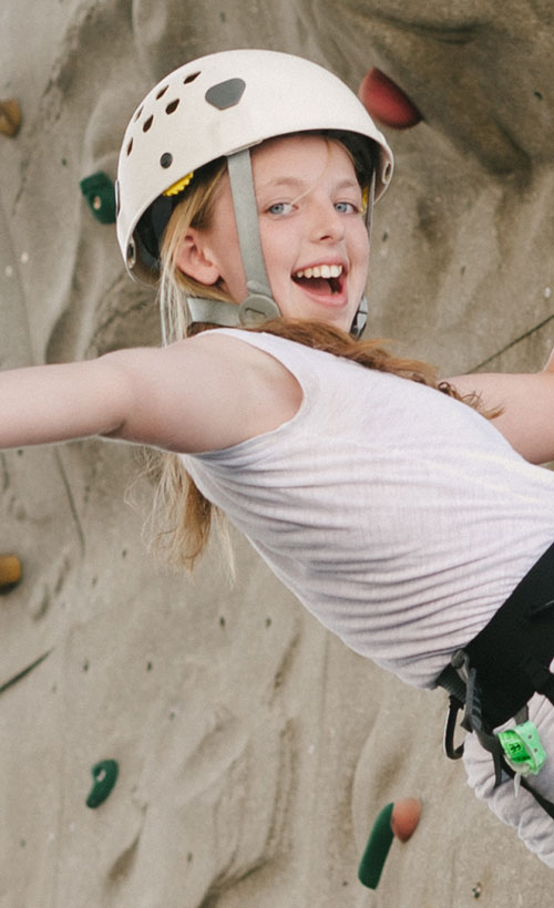 Mädchen mobiler Kletterturm Erlebnis Parcours Weilimdorf